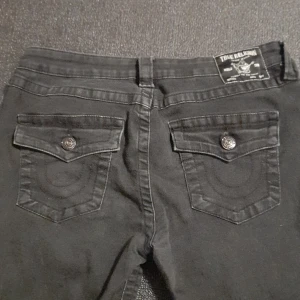TRUE RELIGION JEANS - Snygga trendiga true religion jeans som tyvärr inte passade mig när jag köpte dom. Joey Low Rise Flare