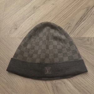 Louis vuitton  - Säljer min gråa LV mössa som är bra skick. Den är ÄKTA!