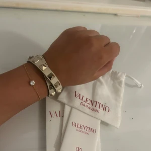 Valentino Armabd Dubbel - Säljer mitt superfina valentino armband i toppskick! Färgen LIGHT IVORY! Allt medföljer utom boxen då jag inte hittar den tyvärr. Köptes på NK för 3375kr (se kvitto sista bilden) Mitt pris 1800! (Pris kan diskuteras) 