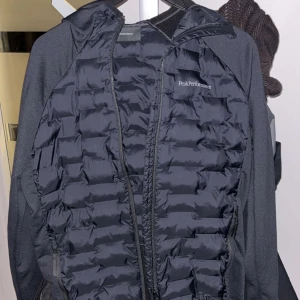 Peak performance hybrid jacka  - Storlek m Nyskick, säljer för att jag inte använder den.