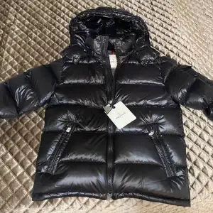 Helt ny Moncler Maya jacka! Den passar perfekt för den kommande vintern. Nfc samt scan finns och tags medföljer. Tveka inte och hör av dig för fler bilder eller funderingar. Jag kan Mötas upp och frakta jackan.