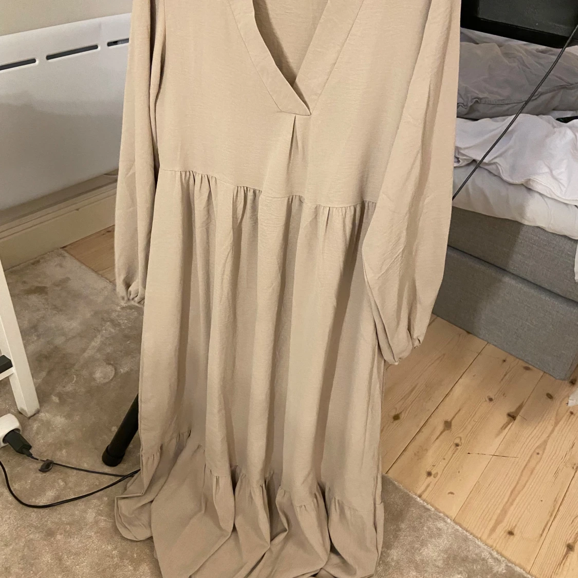 Beige långklänning med v-ringning - 91