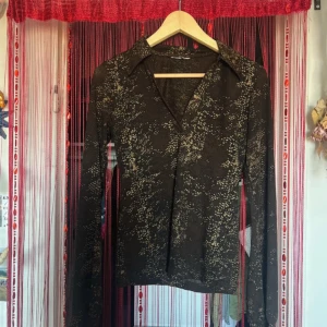 Brun mönstrad långärmad topp med gulddetaljer - Jättefin blus köpt second hand! Brun och guldglittrig, knappt använd! I lite 70 tals stil tror jag! :)