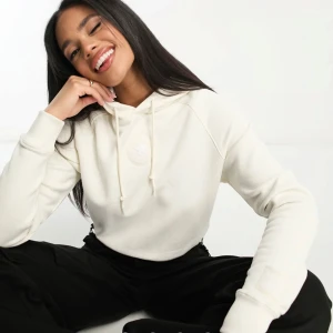 Kräm vit hoodie - Säljer en supermjuk och bekväm vit hoodie med dragsko i huvan. Perfekt för en avslappnad stil och passar till alla tillfällen. Den har en normal passform och är gjord i ett skönt material som håller dig varm under kyliga dagar.