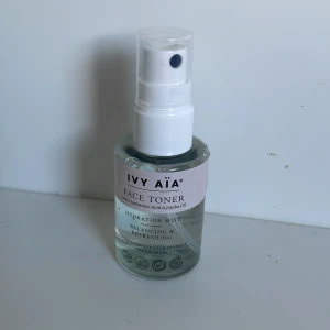 Face Toner från Ivy Aïa - Fräsch face toner från Ivy Aïa med hyaluronsyra och jojobaolja. Perfekt för att balansera och återfukta huden. Kommer i en smidig sprayflaska som är lätt att använda. Vegansk och allergivänlig, vilket gör den skonsam för alla hudtyper. Perfekt för daglig användning för en uppfriskande känsla.