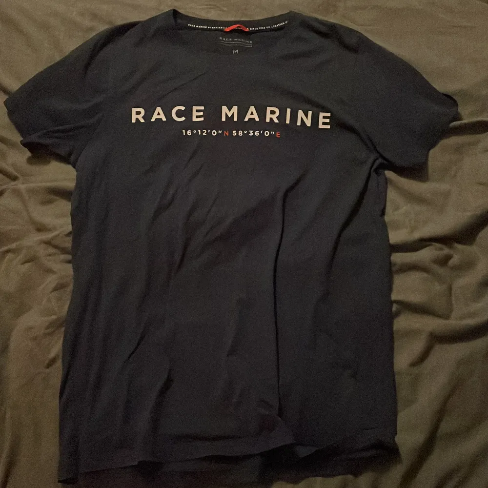 Begagnad t-shirt i bra skick, säljs då jag växt ur den. T-paidat.