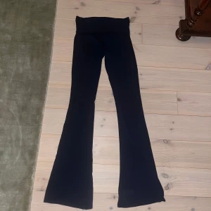 Low waist Yoga pants - Säljer mina yoga pants pågrund av att dom är för långa, jag är 163. Superfint skick, endast använda fåtal gånger. Dom är marinblåa. Innerbenslängd: 83cm. Midjemått: 32,5 rakt över.