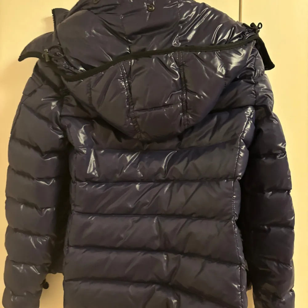 Nu säljer jag min moncler jacka i storlek xxs-xs! Såklart äkta. Den har ett litet hål vid armen som jag inte hittar just nu. Annars tycker jag att den har ganska bra skicka men är kanske lite rostig vi kedjan. Skriv för mer bilder💗. Jackor.