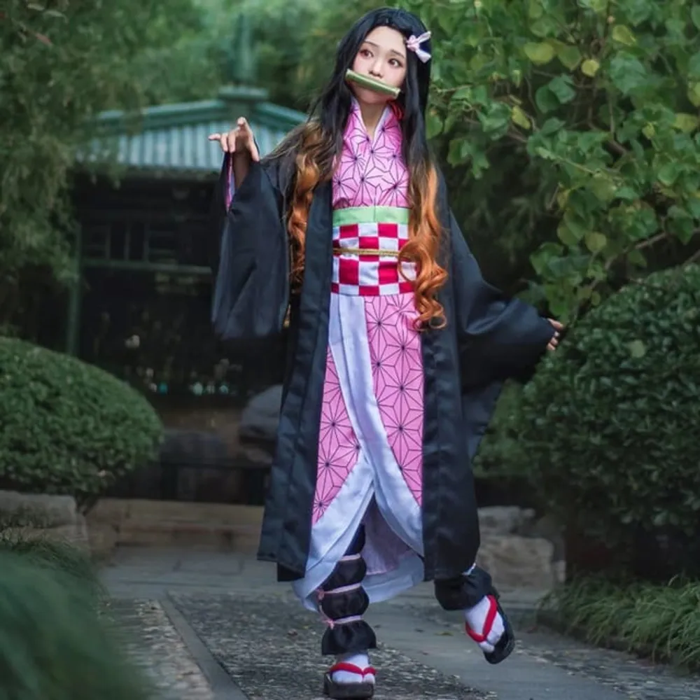 Jätte bra kvalite nezuko cosplay. Jag har användt den 3 gånger men köpt begagnad. Allt inkluderas, även peruk och skor. Midjebandet är justerbar så därför kan passa allt från xs-L <3. Klänningar.