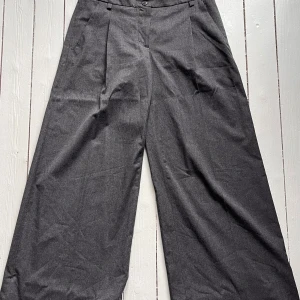 Kostymbyxor i toppen skick - Från Kookai, brukar vika ner övre delen och bära de lowwaisted