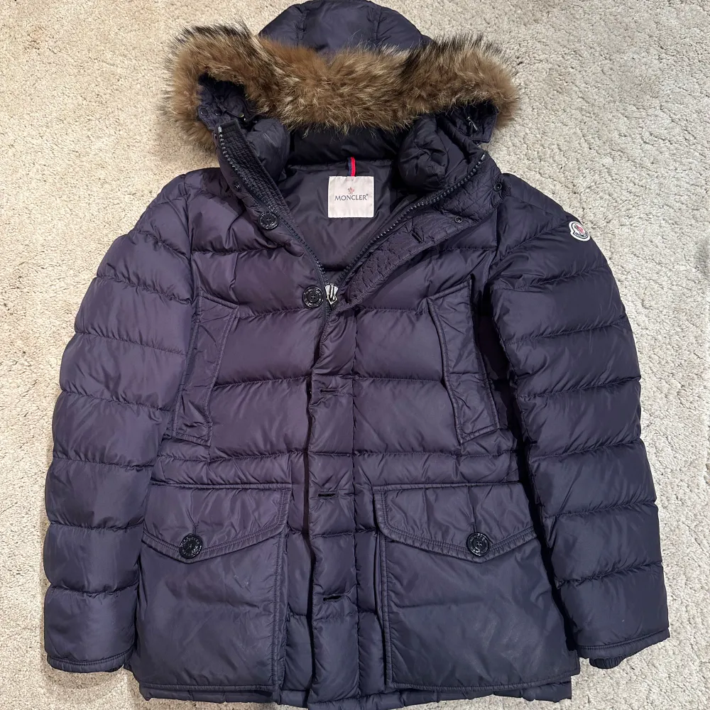 Moncler ”cluny” Storlek 2/M skick 9/10 väldigt fint utöver kartoon lossnat. Pris 8499kr nypris 20.000+ . Takit.