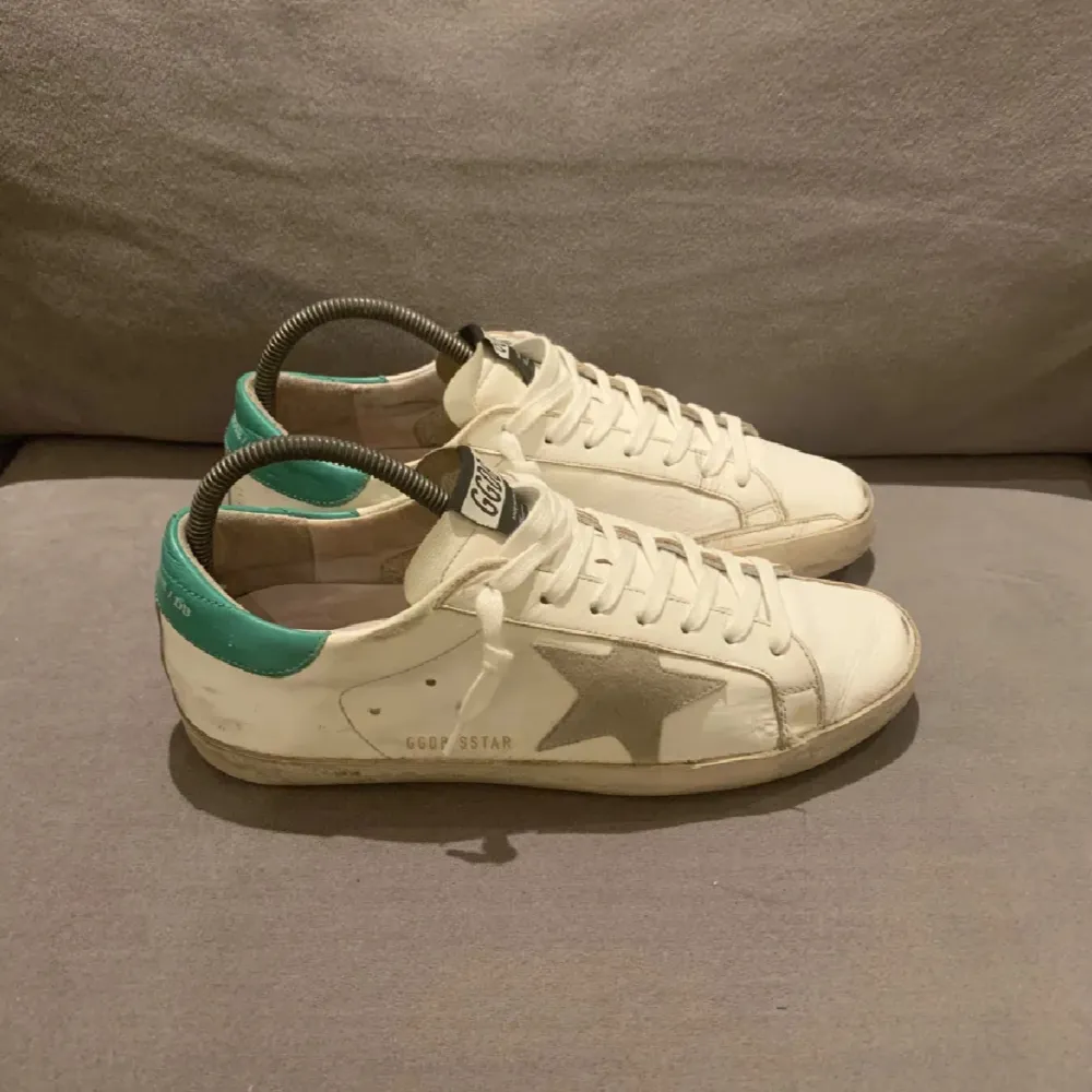 Säljer dessa eftertraktade Golden goose i okej men använt skick, en del slitage på sulan men resten är smuts som går att ta bort. Org pris: 4500. Pris kan diskuteras vid snabb affär!. Skor.