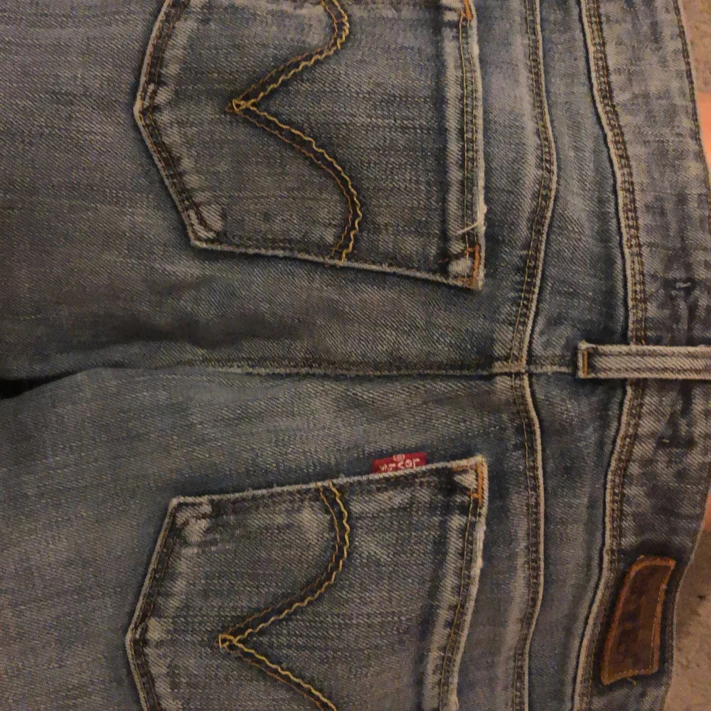 Säljer ett par klassiska Levis 570 jeans i straight fit. De är blå och har en snygg, avslappnad stil. Perfekta för vardagsbruk och passar till det mesta. Jeansen har en knappgylf och fem fickor.Jeansen har bara en eyeliner fläck innuti men syns ej när man har de på sig!Säljer de eftersom jag ej använder de❤️💕kontakta om du har frågor!. Jeans & Byxor.