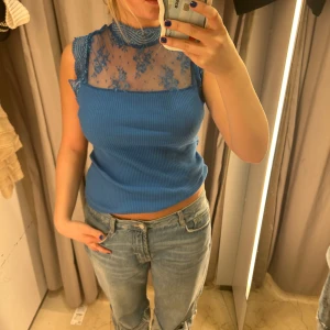Topp - Så cool topp💙💙 aldrig använd och köpt second hand. Står ingen storlek i den men skulle säga att den är som en S