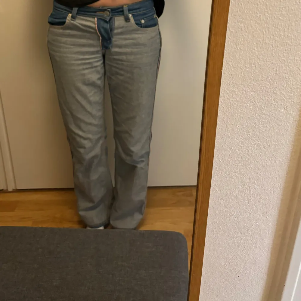 Säljer dessa snygga unika jeans! Jag är 171 cm lång!. Jeans & Byxor.