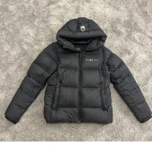 Sail racing jacka  - Super fin vinterjacka från sailracing som är i fint skick, har bara använt den under 1 vinter så inga defekter alls💗 köpte för 5000kr på deras egna hemsida.priset kan diskuteras vid snabbt köp( vill få såld fort)