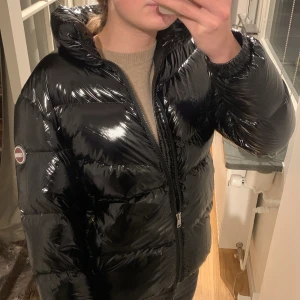 Colmar jacka  - Jätte snygg tjock colmar jacka i nyskick ändats använd några få gånger och har inga defekter.