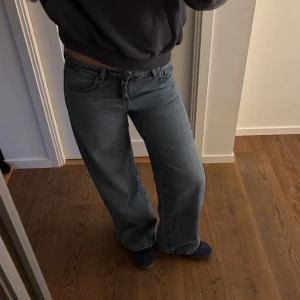 Lågmidjade jeans - Jeans från gina i deras ”wide leg” modell. Säljer ett par likadana i marinblått i min profil. Nypris: 500kr