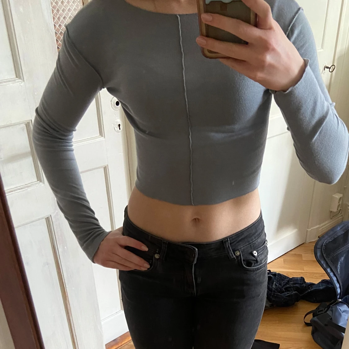 Grå långärmad croppad topp