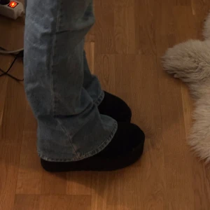  UGG platå - Säljer nu mina ugg classic mini platform. Storlek 39, men passar även mig som har storlek 38/38,5 vanligen. Knappt använda, super snygga och sköna! Nypris 2295kr. Priset är diskuterbart.🎀