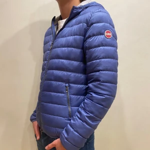 Colmar Jacka - Hej! Säljer nu min jacka från märket Colmar, storlek S, bra skick modellen är 184cm och väger 70kg . Tveka inte på att höra av dig om du har frågor eller funderingar kring jackan!