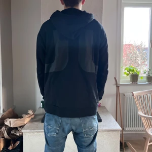 J Lindeberg Hoodie - Svart Hoodie från J Lindeberg || Strlk M || Tveka inte att höra av dig vid frågor! 🙌🏼🙌🏼
