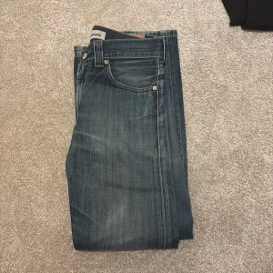 Ett par fina Levis jeans - Bra skick med lite slitningar i bak. 