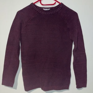 Två stickade tröjor från Cubus  - Hej, säljer nu två snygga stickade tröjor från Cubus i storlek XS för endast 200 kr. Sitter på mycket bra och är båda i mycket bra skick. Ställ gärna frågor vid minsta lilla fundering. 