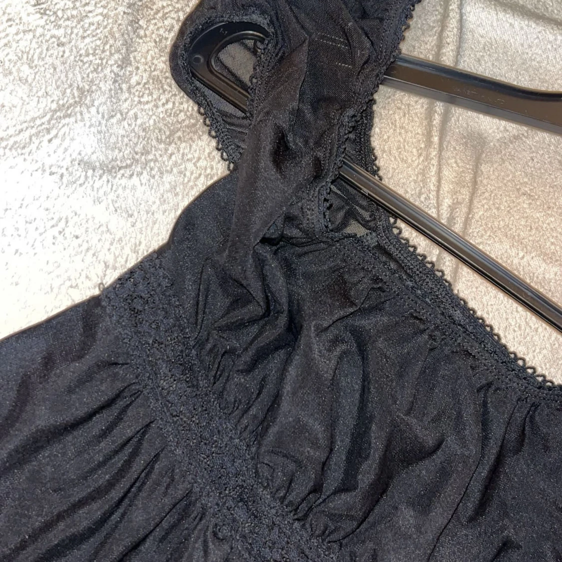 Svart blus med spetsdetaljer - 90