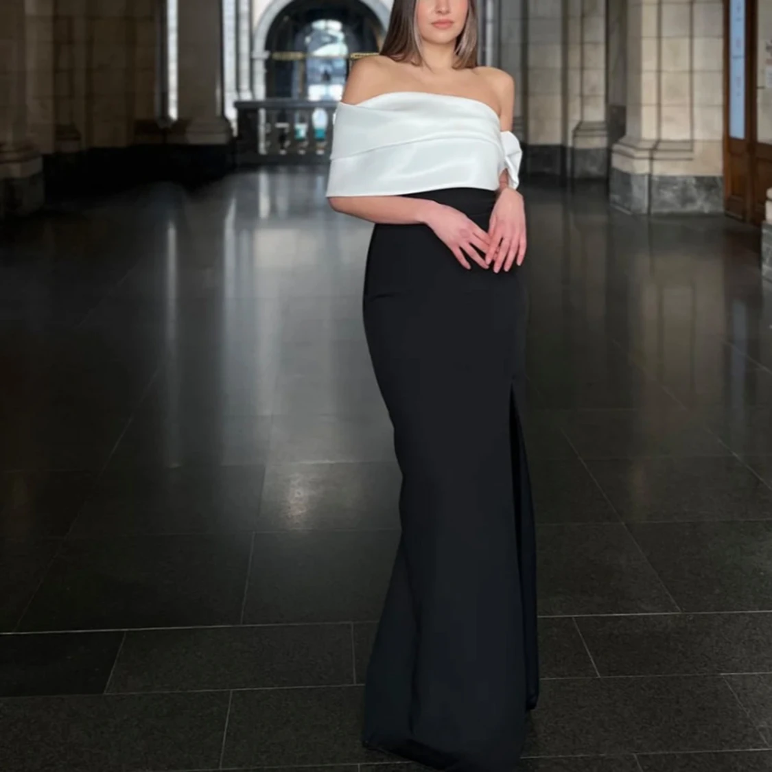 Svart och vit offshoulder långklänning