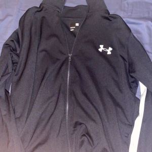 Under Armour kofta - Under armour tröja storlek M som ny använd ett par gånger bara skicka ett dm för info
