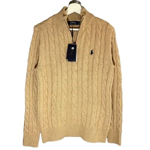 Ralph Lauren Quarter zip - Säljer nu denna otroligt bekväma och stilrena Ralph Lauren Quarter Zip-tröja🤩, då den tyvärr inte kommer till användning. Tröjan är endast testad en gång och är i nyskick (10/10)✨️, men taggen har jag tyvärr tagit bort. Hör av vid mer frågor!