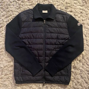 Moncler Cardigan - Snygg Cardigan från Moncler i bra skick! Storlek L men sitter som M. Skriv gärna vid eventuella frågor. Priset är givetvis diskuterbart. 