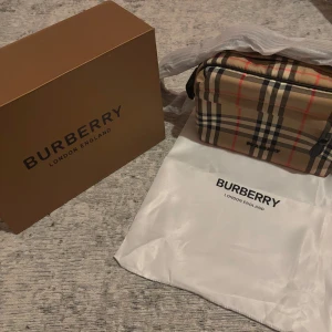 Burberry - Helt ny Burberry väska, den är äkta. Man kan använda det till alla möjliga stilar. Man kan även snacka om priset privat vid intresse 