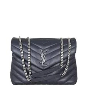 Svart quiltad axelväska från YSL - Snygg svart axelväska från YSL med quiltad design och kedjeaxelrem. Väskan har en elegant logotypdetalj på framsidan och är perfekt för att ge din outfit en lyxig touch.