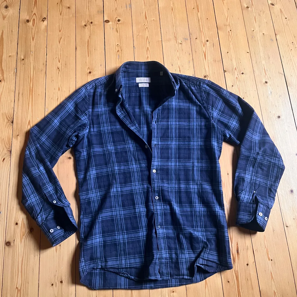 Snygg blå rutig skjorta från Massimo Dutti i ett mjukt och bekvämt material. Skjortan har långa ärmar och knappar framtill, perfekt för en stilren look. Passar utmärkt till både vardag och mer uppklädda tillfällen. För dig som vill ha avicci eller gamla Asap stilen!. Paidat.