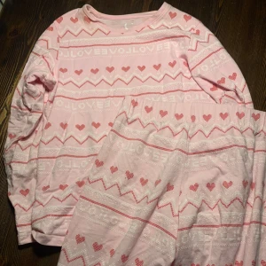 Rosa pyjamas - Fin pyjamas med tröja och byxor storlek S, köpt ifrån Cubus 