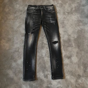 Dondup jeans  - Feta dondup jeans i modellen ”george” Köptes förra vintern på united fashion för 3200 kr och säljer för att jag växt ur dom, vid ytterligare funderingar är det bara att höra av sig