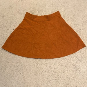 Orange kjol från XOXO Friends - Säljer en snygg orange kjol från XOXO Friends. Kjolen har en enkel design och är perfekt för en avslappnad stil. Den är gjord i ett mjukt material som ger en bekväm passform.