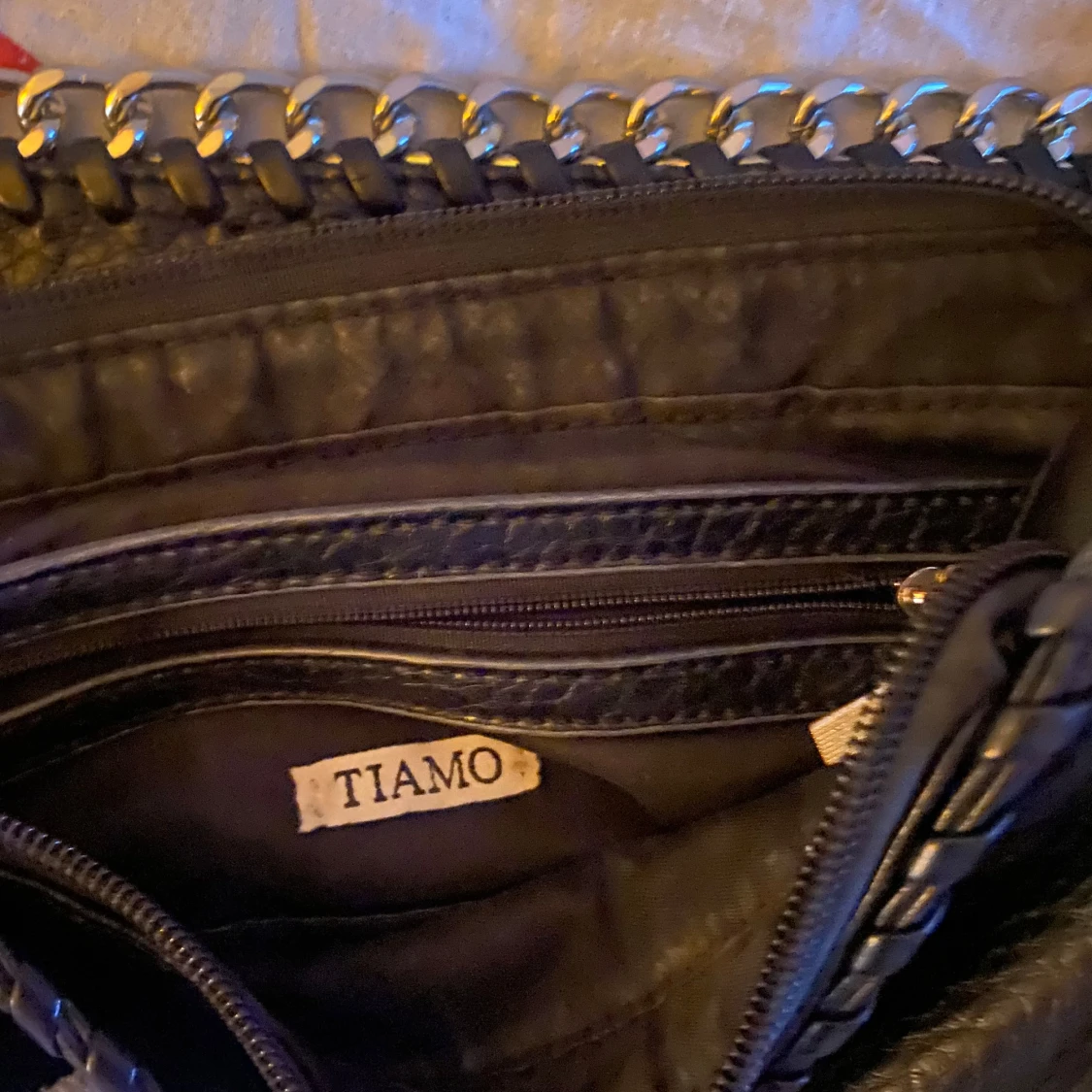 Svart axelväska med kedjedetaljer från Tiamo - 1
