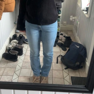 Lågmidjade jeans - Weekday jeans i modellen twig. Byxorna är i storleken 26/32 och är lite små och korta för mig som är 170.