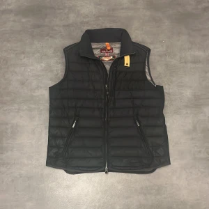 Svart dunväst från Parajumpers - Snygg parajumper väst bra sick 8/10 ungefär priset går att diskuteras säljer för den inte kommer till användning skriv om ni har några frågor mvh Gabbe 