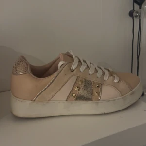 Beige sneakers med gulddetaljer - Jättesnygga sneakers