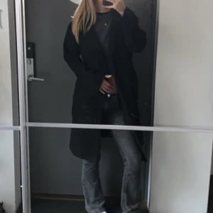 Svart kappa - Säljer en stilren svart kappa, bra skick men använder den inte längre. Pris kan diskuteras. 