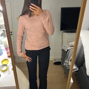 Rosa stickad tröja - Mysig rosa stickad tröja med rund hals och långa ärmar. Perfekt för kyligare dagar och enkel att matcha med olika outfits.
