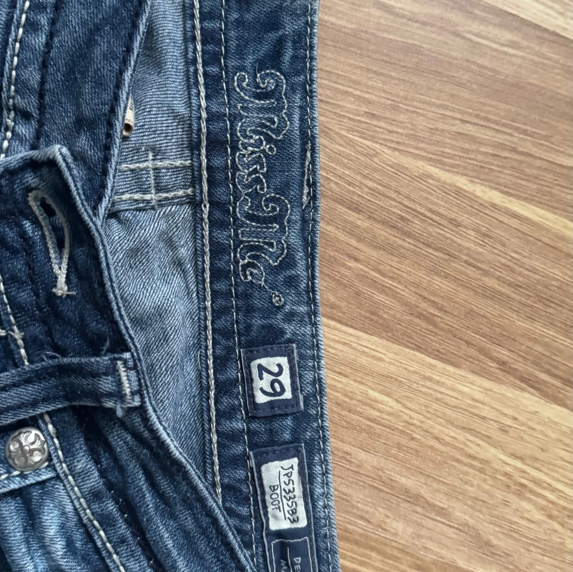 Blå jeans med broderade bakfickor från Miss Me - 2
