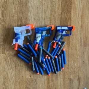 3st små nerf pistoler + skott - 3st små nerf pistoler i bra skick. Inga tydliga skavanker som jag kan se. 100kr för alla 3 + skott. Skriv vid frågor