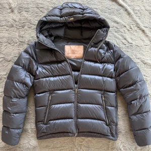  Herno jacka  - Snygg blå pufferjacka från Herno med huva och dragkedja. Jackan har två praktiska fickor med dragkedjor och en quiltad design som håller dig varm under kalla dagar. Nypris på denna jacka ligger runt 9000kr. Bara att höra av sig vid minsta fundering☺️