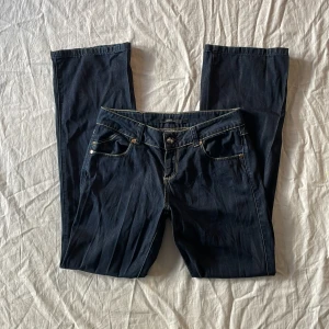 Lågmidjade jeans - Bra skick! Lite urtvättade (materialet tunnare) och lite färg har skrapats bort från knappen, mått: midjemått rakt över 39,5 grenhöjd 21 benöppning 23 innerbenslängd 83cm💗 jag är 180 och brukar ha 38/m
