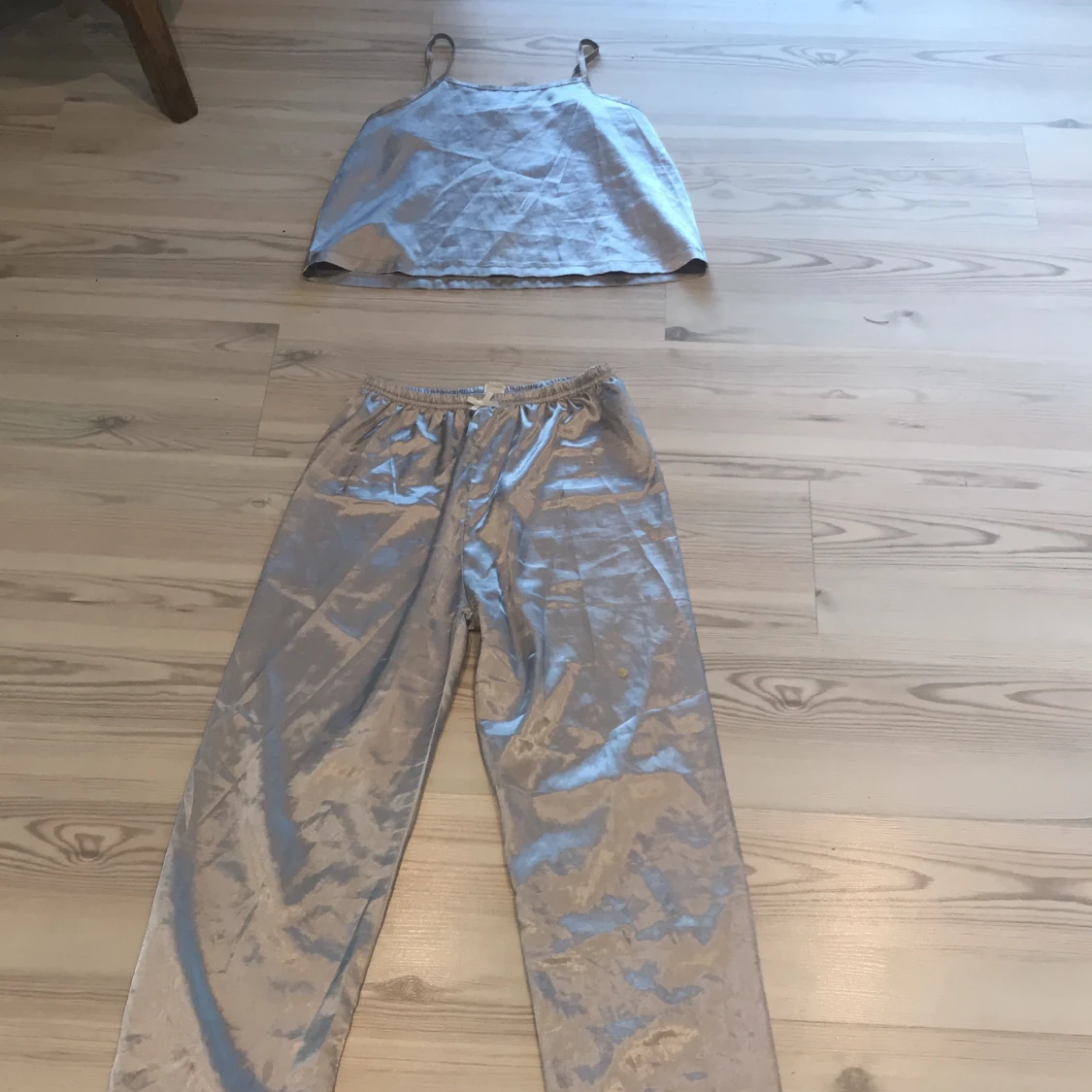 Silvrig Pyjamas med spetsdetaljer